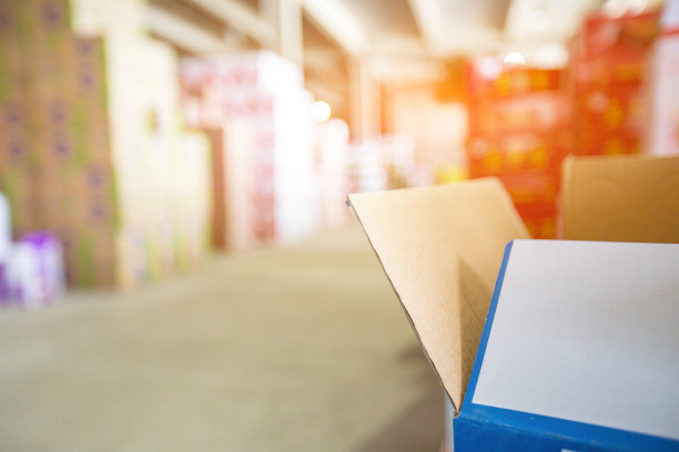 一排排的架子和打开的纸板箱图片下载