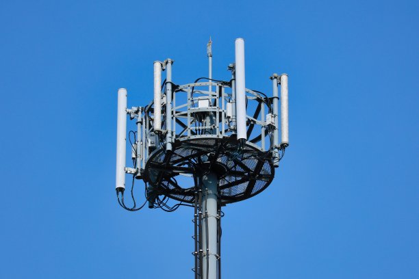 银色的无线电塔耸立在蔚蓝的天空图片下载