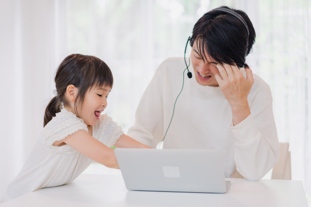 孩子打扰了在家工作的父亲图片下载