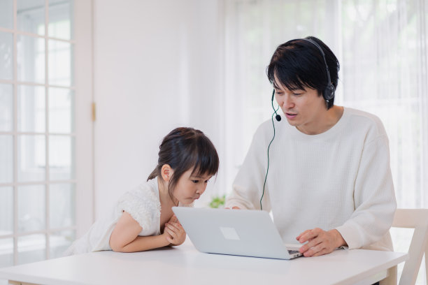 孩子打扰了在家工作的父亲图片下载