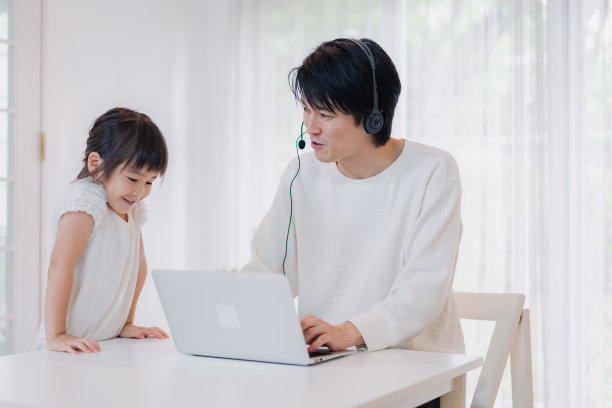 孩子打扰了在家工作的父亲图片下载