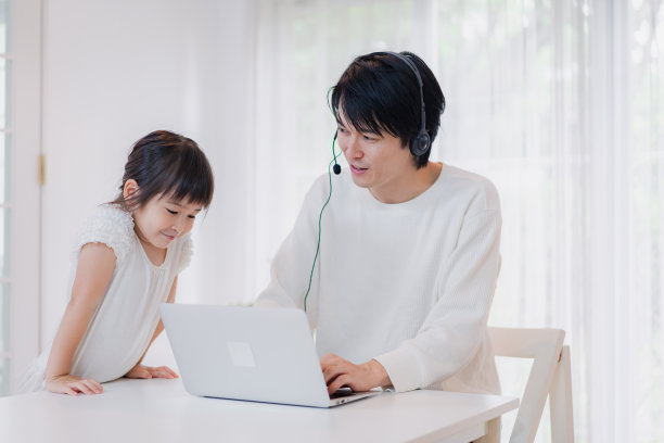 孩子打扰了在家工作的父亲图片下载