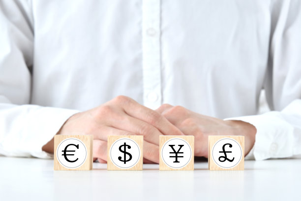 人们选择带有各种货币符号的木块为佳图片下载