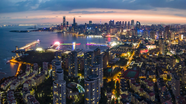 青岛城市海岸线建筑景观夜景航拍图片下载