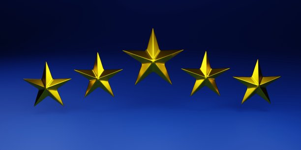 五颗黄色的星星在深蓝色的背景上有光泽的颜色。游戏成就。客户对网站员工的评价反馈概念。三维渲染图片下载