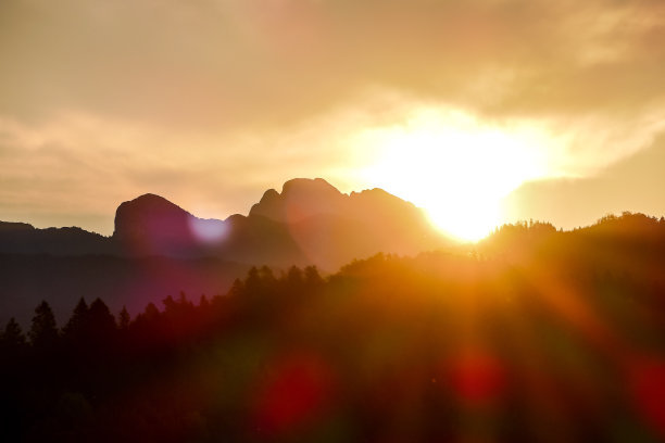 山中的日落，数码照片图片作为背景图片下载