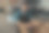 小咖啡烘焙厂的老板在他的工作场所使用笔记本电脑图片下载