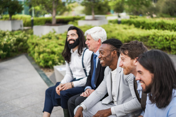 多民族的商业男人在办公室以外的乐趣-专注于非洲人的手图片下载