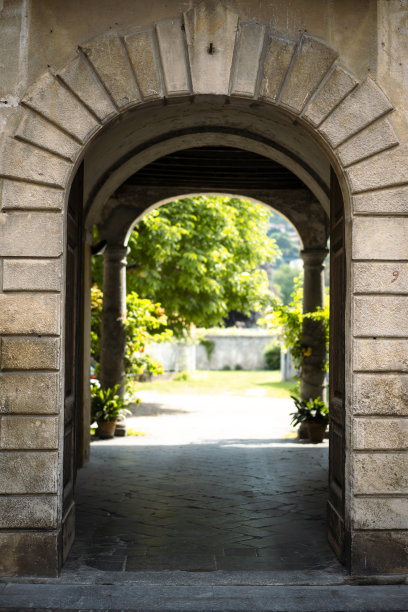 一座古老城镇的拱形通道图片下载