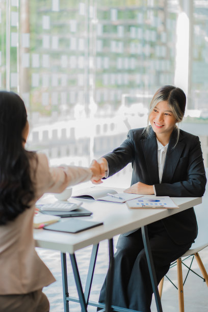 年轻的亚洲女商人和面试官握手在现代办公室商务会议，问候，协议，想法后与她的伙伴谈判。团队合作与成功理念图片下载