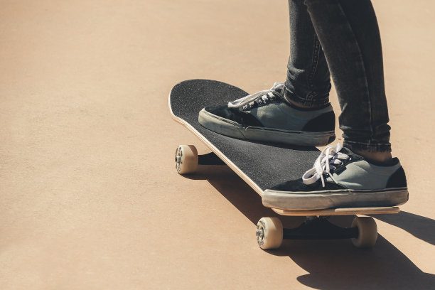 一个女孩在滑板上的腿-库存照片图片下载