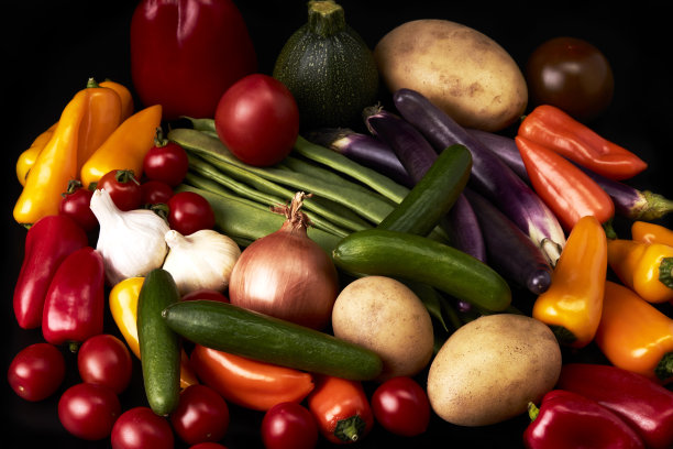 各种多汁的蔬菜在黑色的背景。素食图片下载