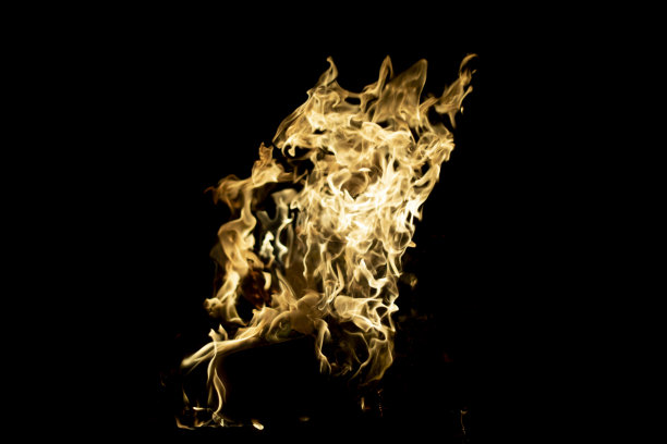 火焰在黑暗。燃烧干柴。图片下载