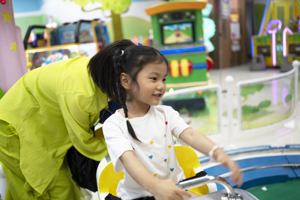 这个可爱的小女孩在游乐场玩得很开心图片下载