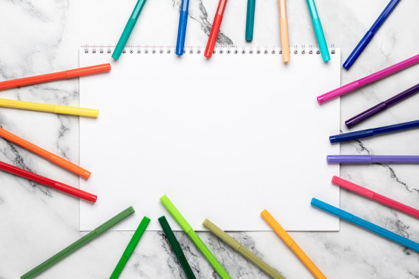 背景用铅笔和白纸，毛笔画框。开放的写生簿。模型,模板。用于在大理石桌子上画画的彩色马克笔。平面构成。空间的文本。图片下载