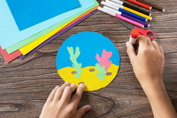 步骤4的指令。夏卡海伴卷鱼。手工制作的。儿童创意项目，为儿童制作工艺品。图片下载