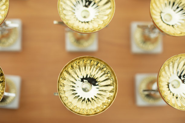 冠军的奖杯。金杯排成一排。图片下载