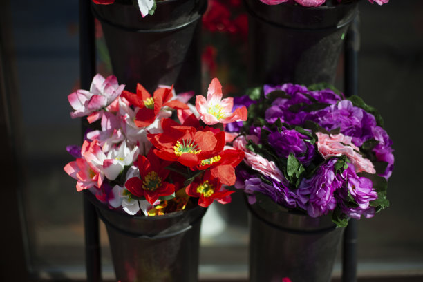 街上卖花。墓地用人造花。花店详情。塑料做的花。图片下载