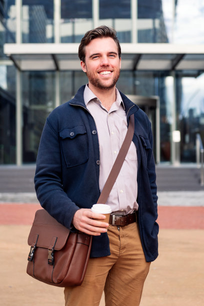 快乐的商人在办公楼前图片下载