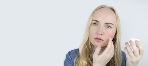 对化妆品过敏。女孩长痘是因为用了劣质的面霜、粉饼或粉底。对不合格或有毒产品的皮肤反应概念。图片下载