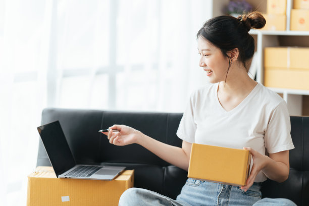 年轻的商业亚洲女性肖像在线工作在办公桌使用电脑拷贝空间。成功的商务人士员工，自由中小企业在线营销工作在家里，共同工作的空间概念图片下载
