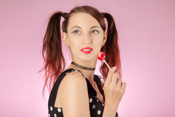 有糖果的女孩图片下载