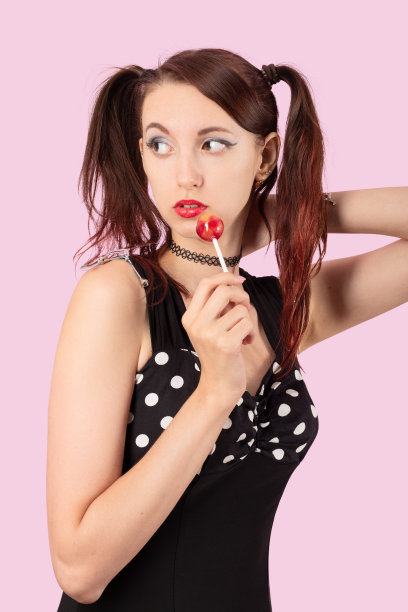 有糖果的女孩图片下载