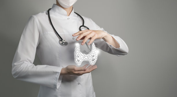 难以辨认的医生手里拿着突出的手刮甲状腺。医学插图模板科学模型图片下载