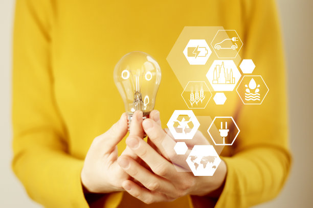 妇女手握灯泡图标能源再生，可持续发展，节约能源。图片下载