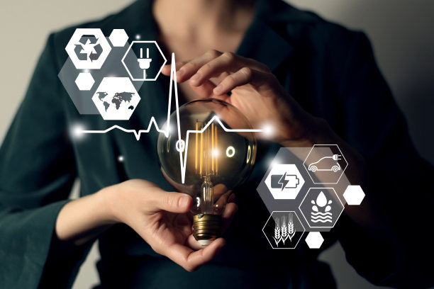 能源创新灯泡与未来产业的发电图标图形界面在女性手中。可持续发展和替代能源的概念。“n图片下载