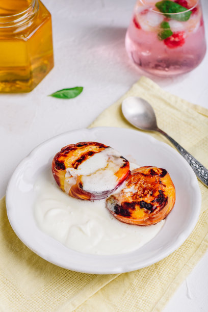 烤箱烤桃子配蜂蜜和鲜奶油图片下载