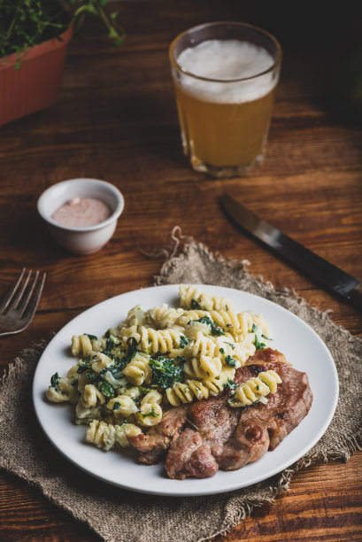 炸猪排和菠菜意面图片下载