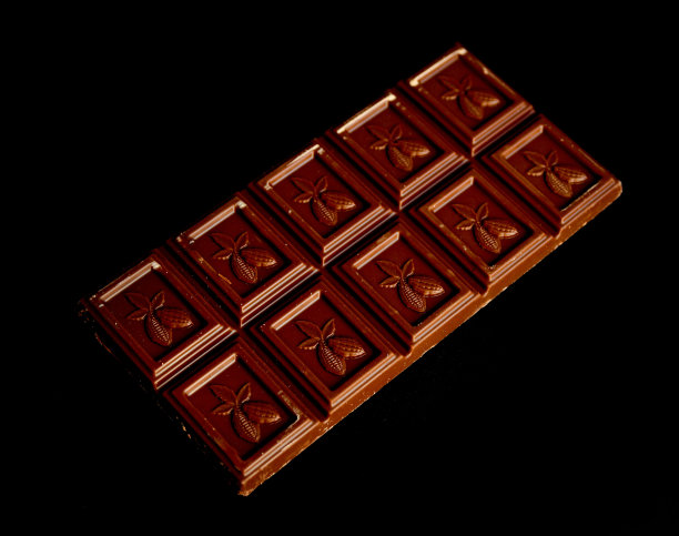 黑色背景的巧克力棒图片下载