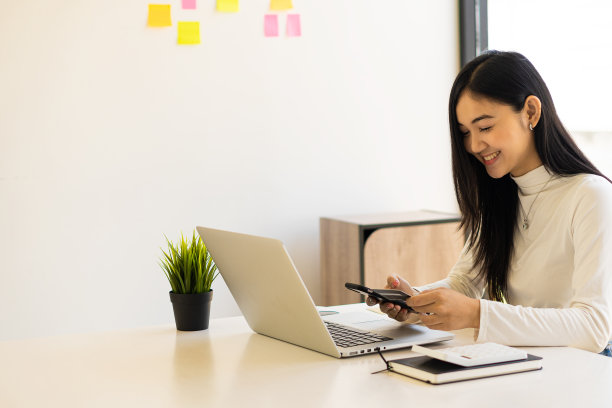 有吸引力的快乐亚洲女性网上购物笔记本电脑，手机，信用卡和智能手机购物与商业理念的概念背景。图片下载