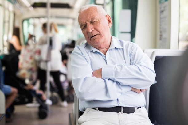 老人坐在电车里睡觉图片下载