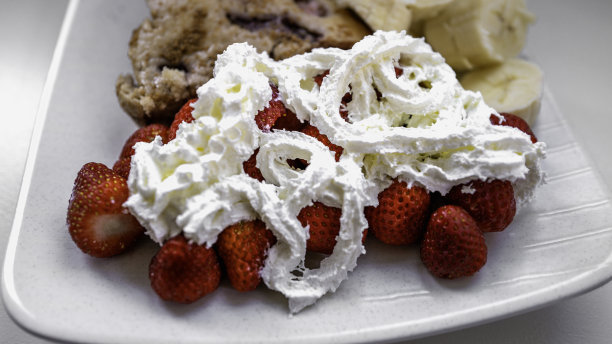 草莓快速面包，新鲜草莓水果和香蕉上的鲜奶油，特写俯视图图片下载