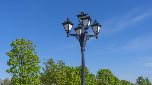 复古街灯在蓝天和绿树的背景。特写镜头。老式的lampost。空间的文本。图片下载