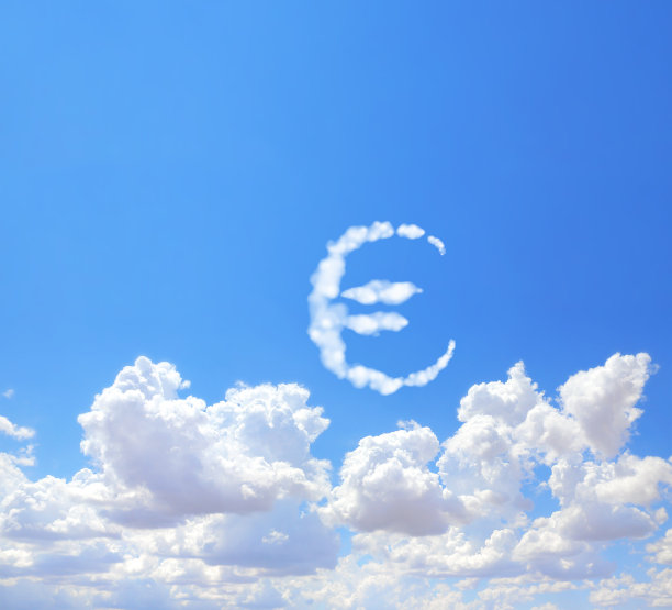 赚钱。云中的欧元标志。欧洲货币符号的云图片下载