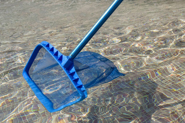 清洗池，城市ââ喷泉从垃圾与专用网。清澈的水带着蓝色。卫生观念和健康的生活方式。水平的照片。副本的空间。特写镜头。有选择性的重点。图片下载