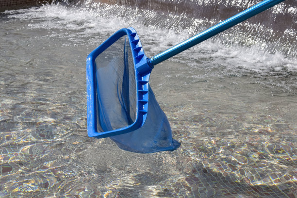 清洗池，城市ââ喷泉从垃圾与专用网。清澈的水带着蓝色。卫生观念和健康的生活方式。水平的照片。副本的空间。特写镜头。有选择性的重点。图片下载