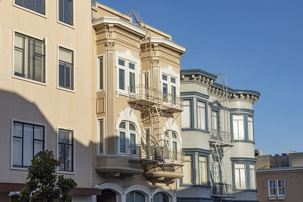 在明亮的灯光下的旧金山市中心的老房子图片下载