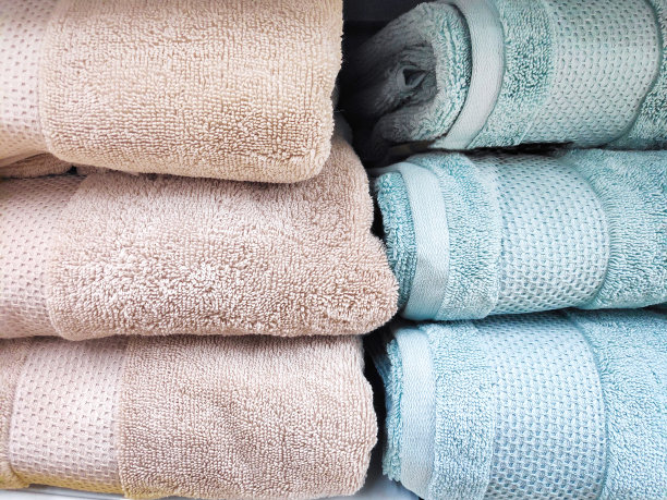 一堆蓬松的纤维浴巾的特写。卫生和手部护理消毒概念模型。图片下载