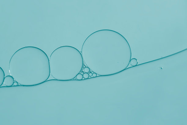 油和水滴。图片下载