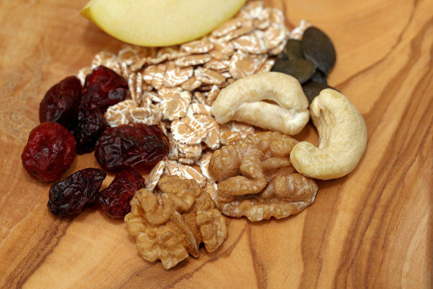 谷物坚果，苹果和浆果图片下载