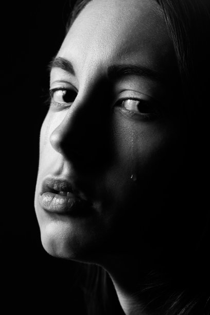 伤心哭泣的女孩图片下载