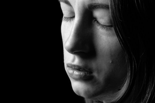 年轻的女人哭图片下载