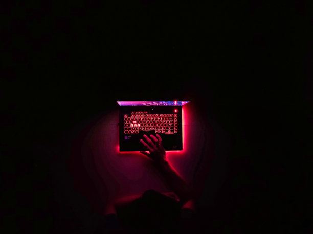 一个人使用笔记本电脑的俯视图图片下载