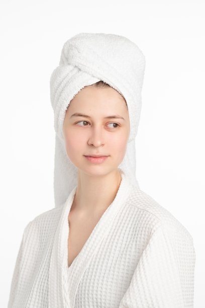 美女肖像。女性的皮肤护理。健康的自然长发和美丽的皮肤。润肤霜和眼罩。图片下载