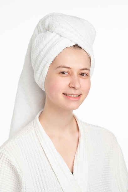 美女肖像。女性的皮肤护理。健康的自然长发和美丽的皮肤。润肤霜和眼罩。图片下载