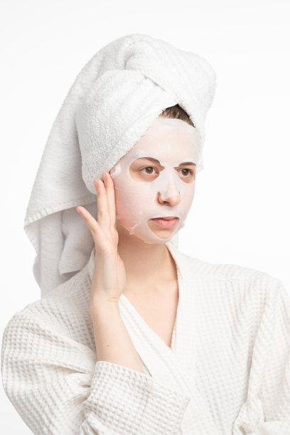 美女肖像。女性的皮肤护理。健康的自然长发和美丽的皮肤。润肤霜和眼罩。图片下载